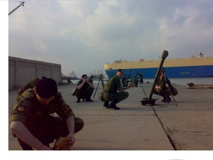 جنود روس ينصبون مدافعهم بميناء طرطوس
