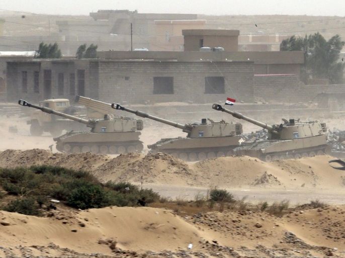 Tanks belonging to the Iraqi Army are seen on the outskirts of Baiji September 7, 2015. Baiji has been a battlefront for more than a year, since its seizure by Islamic State militants in June 2014 as they swept through most of northern and western Iraq towards the capital. REUTERS/Stringer