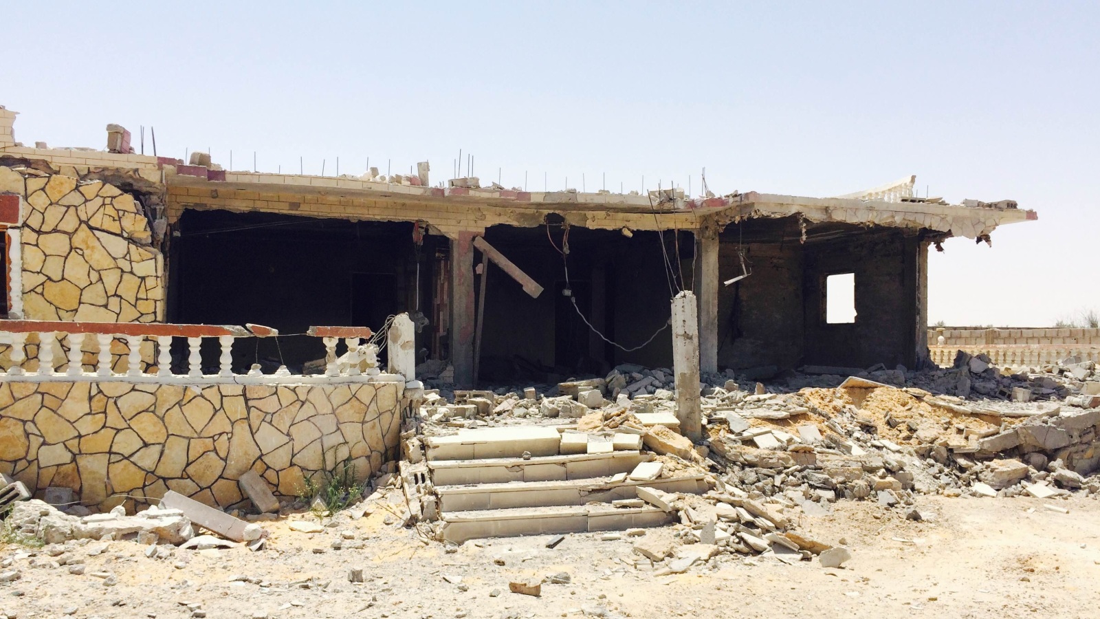 آثار قصف سابق للجيش المصري استهدف منازل بجنوب رفح ()