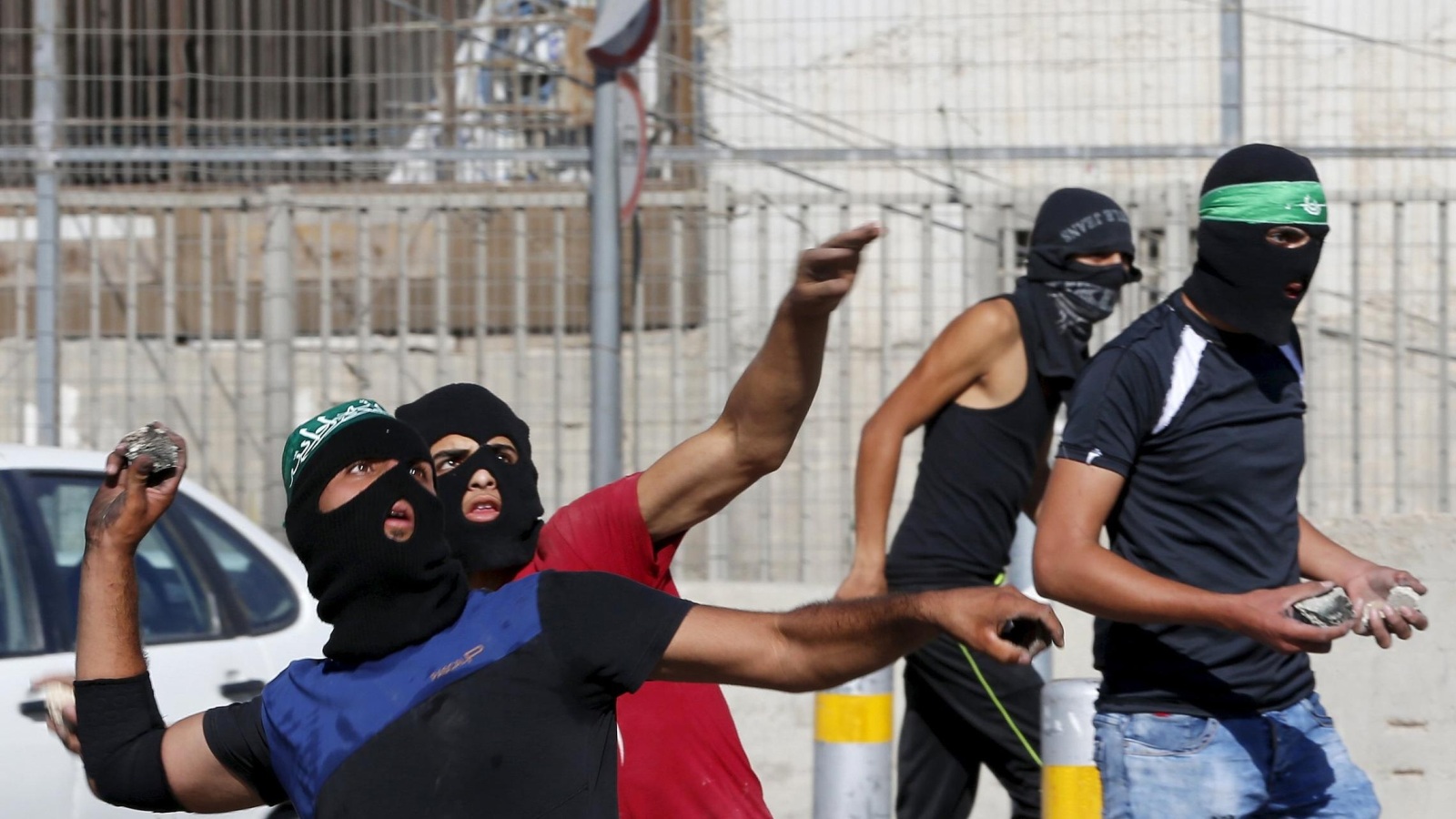 الشباب الفلسطيني تصدى لجنود الاحتلال بالعديد من المناطق نصرة للأقصى (رويترز)