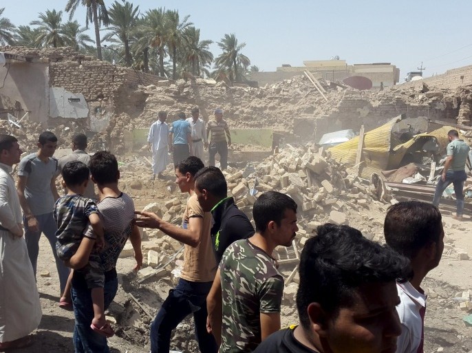 People gather at the site of bomb attack at a market in Huwaidar, north of Baquba, Iraq August 11, 2015. At least 58 people were killed and more than 100 wounded on Monday in two blasts in eastern Iraq claimed by Islamic State in a province once considered mostly free of them. REUTERS/Stringer NO ARCHIVES.