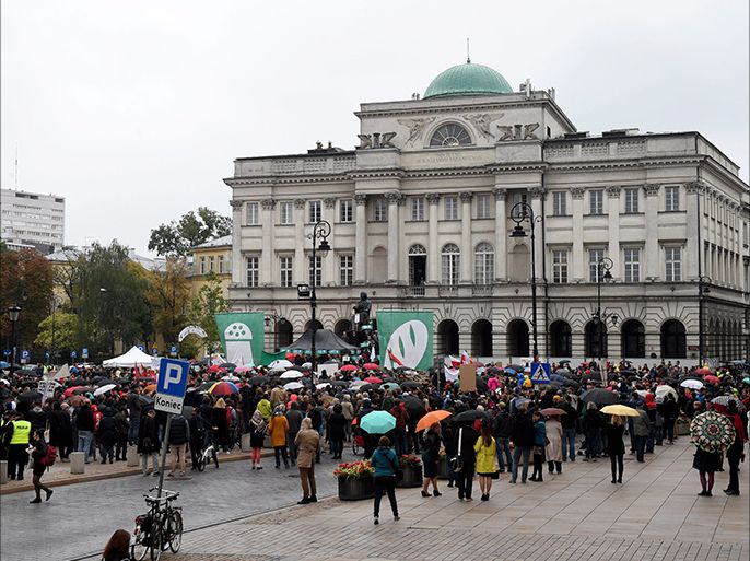 epa04927251 People take part in a demonstration in support of migrants and refugees in front of the Mikolaj Kopernik's statue in Warsaw, Poland, 12 September 2015. EPA