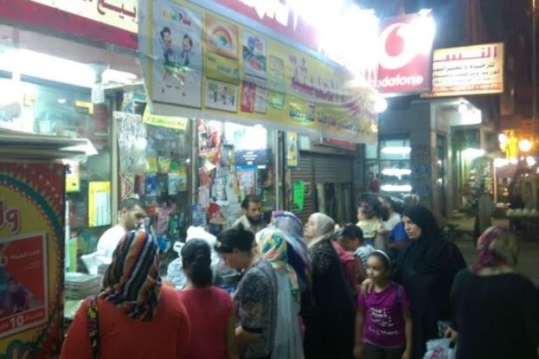المواطنين اقبلوا على شراء الأدوات المدرسية وتجاهلوا احتياجات العيد