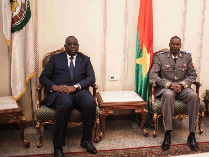 الجنرال دينديري لدى لقائه الرئيس السنغالي مكي سال في واغادوغو أمس الجمعة (أسوشيتد برس)