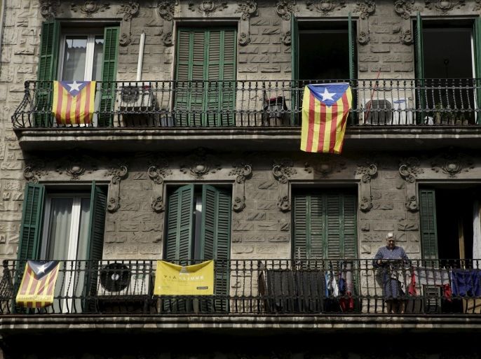 "Estelada" flags, a symbol of Catalonian pro-independence, hang from balconies of a building in Barcelona, Spain, September 26, 2015. Catalonia, a region that speaks its own language and accounts for about one fifth of Spanish economic output and population, votes on Sunday to elect a new parliament. Separatist parties running on a joint ticket are expected to win a majority of seats, according to polls. They say they will unilaterally declare independence within 18 months if they win. REUTERS/Andrea Comas
