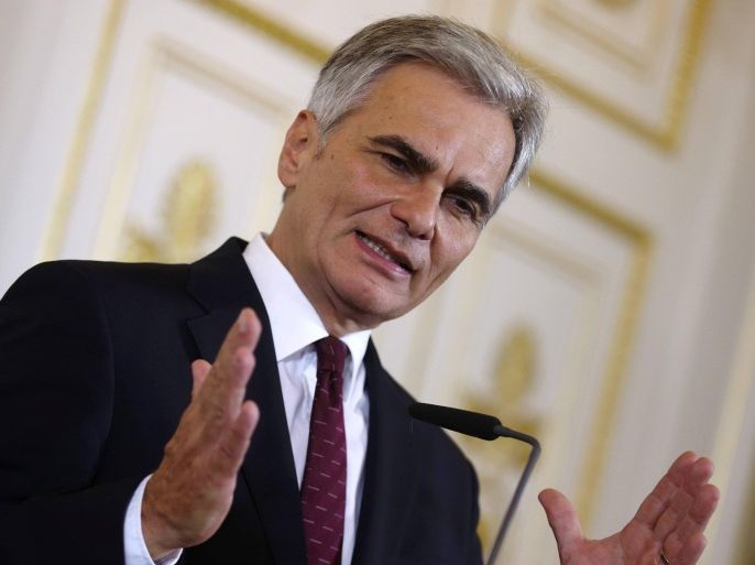 Austrian Chancellor Werner Faymann addresses a news conference during a break of a government summit on migration policy in Vienna, Austria, September 11, 2015. About 3,700 people poured across the Hungarian border into Austria on Thursday, a police spokesman said, a big increase in the flow of migrants that will put extra pressure on Austrian authorities trying to arrange onward transport. REUTERS/Heinz-Peter Bader