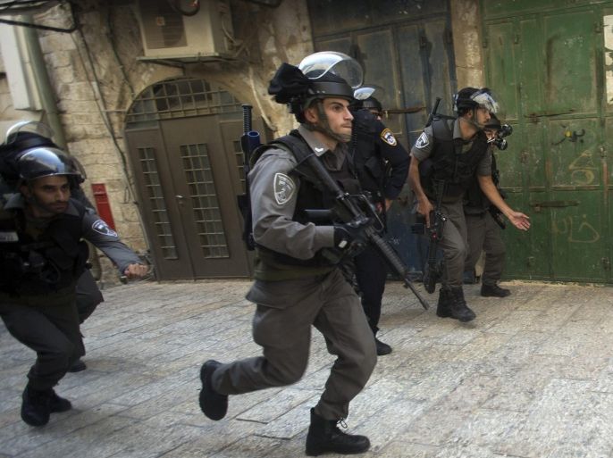 Israeli border police scuffle with Palestinians prevented from entering to Al-Aqsa mosque compound in the Old City of Jerusalem, during the Jewish New Year holiday, 14 September 2015. For the second day, Israeli police enter to the Al-Aqsa mosque compound, to prevent riots during the visit of Jews tourism to Al-Aqsa mosque compound, also called the Temple Mount.