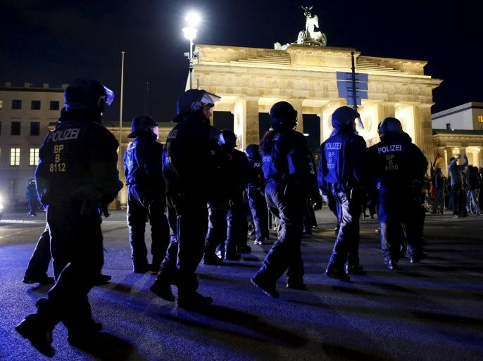 German police officers walk in front of the Brandenburg Gate during a rally of BAERGIDA members, Berlin's section of anti-immigration movement Patriotic Europeans Against the Islamisation of the West (PEGIDA), in Berlin, Germany September 7, 2015. REUTERS/Fabrizio Bensch