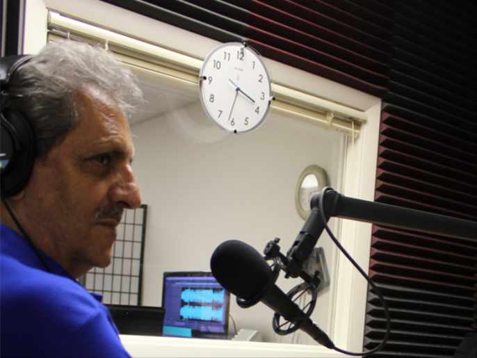 ‪بسام أبو سمية مدير سابق لتلفزيون وإذاعة فلسطين يساهم بالعمل في الإذاعة‬ (الجزيرة)
