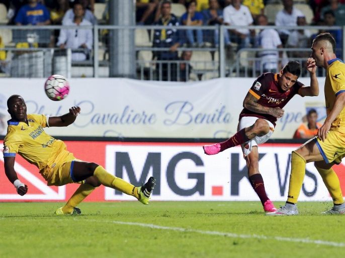 AS Roma's Juan Manuel Iturbe (C) scores against Frosinone during their Serie A soccer match in Frosinone, September 12, 2015. REUTERS/Giampiero Sposito