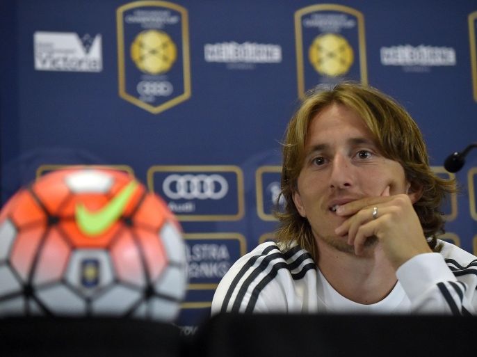 Real Madrid midfielder Luka Modric gestures during a press conference after a team training session at the International Champions Cup football tournament in Melbourne on July 23, 2015. AFP PHOTO / Paul CROCK -- IMAGE RESTRICTED TO EDITORIAL USE - STRICTLY NO COMMERCIAL USE