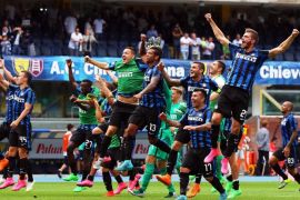 Inter players celebrate after the Italian Serie A soccer match between AC Chievo Verona and Inter Milan at Bentegodi stadium in Verona, Italy, 20 September 2015. Inter won 1-0.
