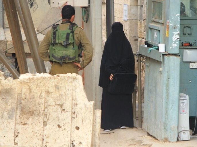 الفتاة الهشلمون تقف على الحاجز الإسرائيلي