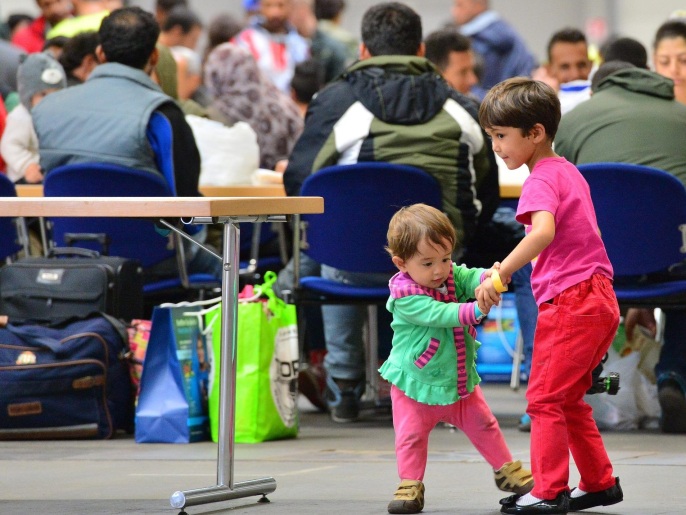                           طفلتان تلعبان في أحد المعارض بعد أن استقبلت ألمانيا اللاجئين (الأوروبية)