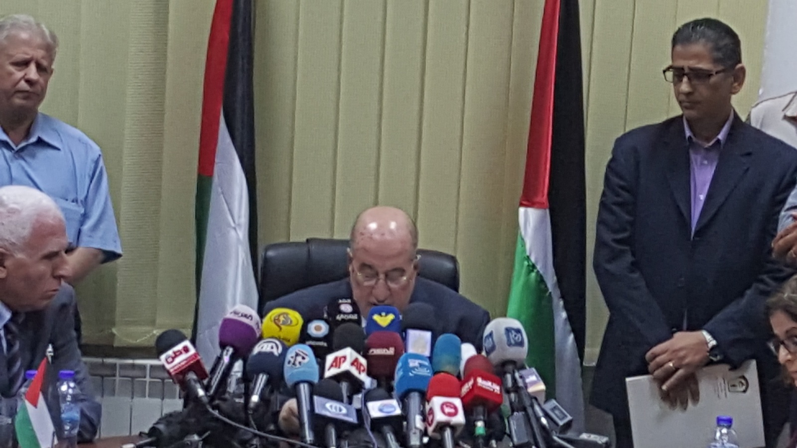 الزعنون أثناء إعلانه تأجيل انعقاد المجلس الوطني الفلسطيني (الجزيرة)