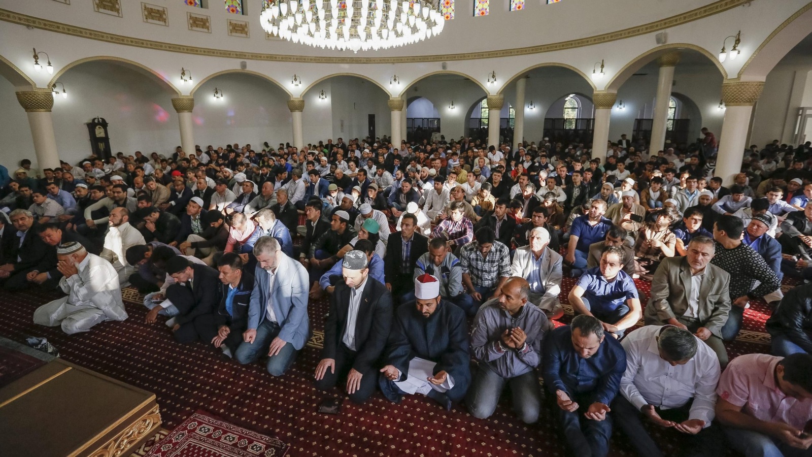 ‪مسلمون أوكرانيون يؤدون صلاة العيد في مسجد 