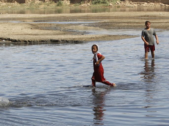 Iraqi children are seen in a swamp in eastern Baghdad's al-Futheliyah district, September 20, 2015. Iraqi Prime Minister Haider al-Abadi ordered daily water tests and other measures on Saturday to contain an outbreak of cholera that has killed at least six people in Baghdad's western outskirts. The deaths were in the town of Abu Ghraib, about 25 km (15 miles) west of the capital, hospital sources said. At least 70 other cases were diagnosed in the area. REUTERS/Ahmed Saad