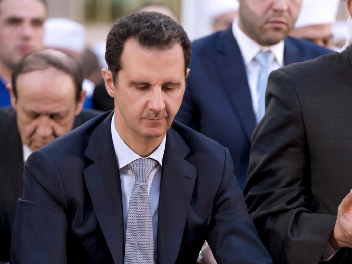 الأسد خلال مشاركته في صلاة عيد الأضحى بدمشق (رويترز)
