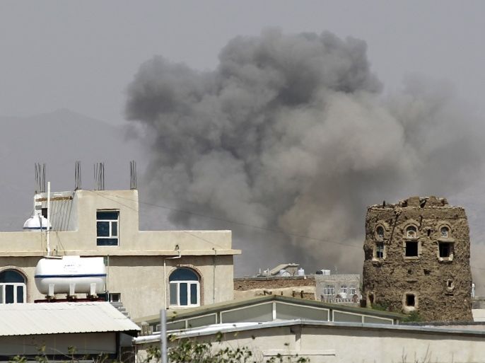 Smoke billows from buildings after reported air-strikes by the Saudi-led coalition on arms warehouses at al-Dailami air base, controlled by Yemeni Iran-backed Shiite Huthi rebels and their allies, on September 6, 2015, north of the capital Sanaa. Powerful explosions shook the Yemeni capital, witnesses said, after the Saudi-led coalition vowed to press its air war following a rebel missile strike that killed dozens of Gulf soldiers. AFP PHOTO / MOHAMMED HUWAIS
