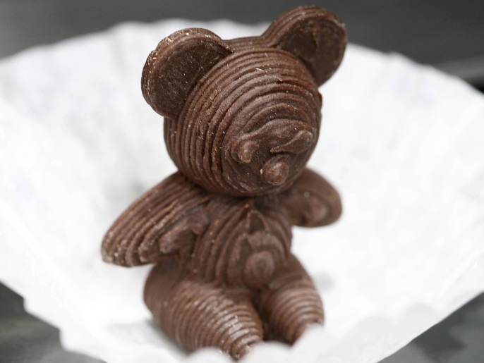دب من الشوكولاته طبع باستخدام طابعات طعام مجسمة (رويترز)