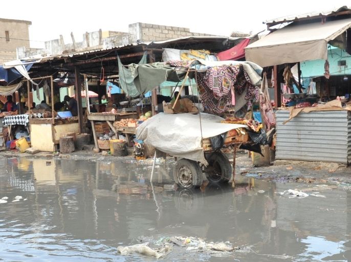 سوق اللحوم والخضار بنواكشوط تحاصره مياه الأمطار