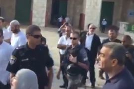 طالب جمال زحالقة، النائب العربي في الكنيست الإسرائيلي أثناء زيارة للمسجد الأقصى صباح اليوم الجماعات اليهودية المتطرفة بمغادرة الأقصى.
