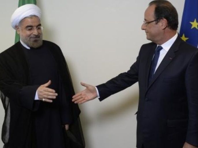 france's president francois hollande (r) shakes hands with iran's president hassan rohani (l) on september 24, 2013 at un headquarters in new york. (غيتي إيميجز)