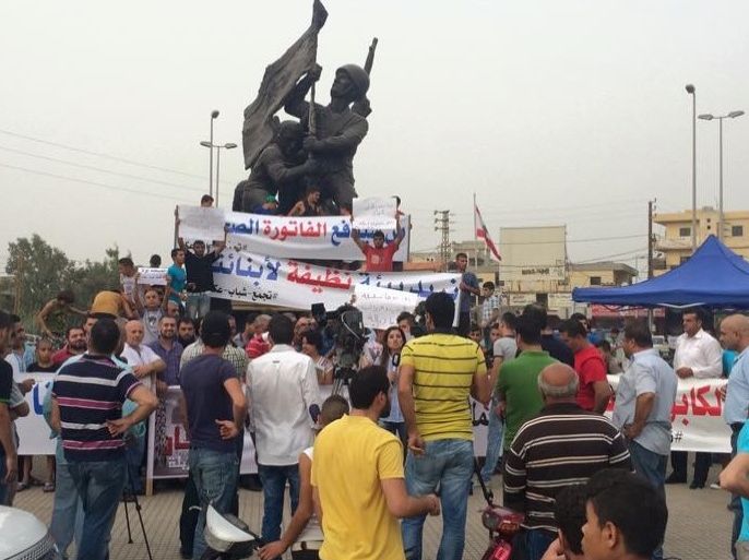 المجتمع المدني في عكار محتجاً اليوم الخميس على إقامة مطمر في عكار. (رجاء ذكر المصدر: صفحة "عكار منا مزبلة" الفيسبوكية).
