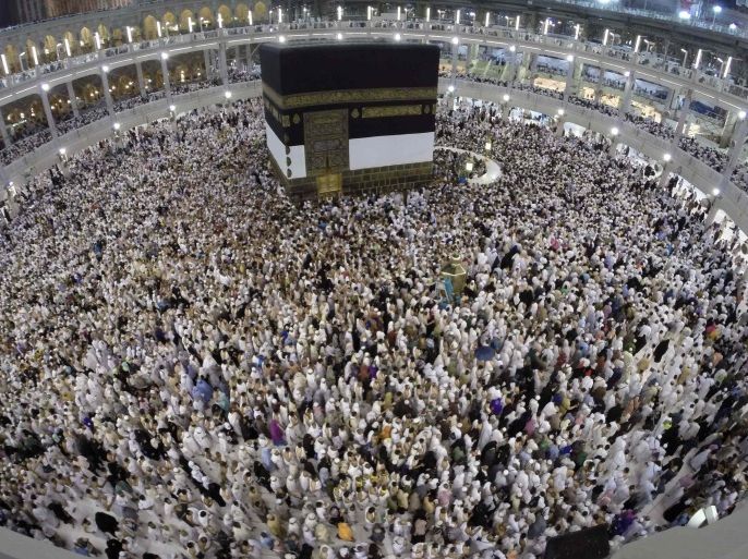 Muslim pilgrims pray around the holy Kaaba at the Grand Mosque, during the annual haj pilgrimage in Mecca September 30 2014. REUTERS/Muhammad Hamed (SAUDI ARABIA - Tags: RELIGION) TRAVEL)