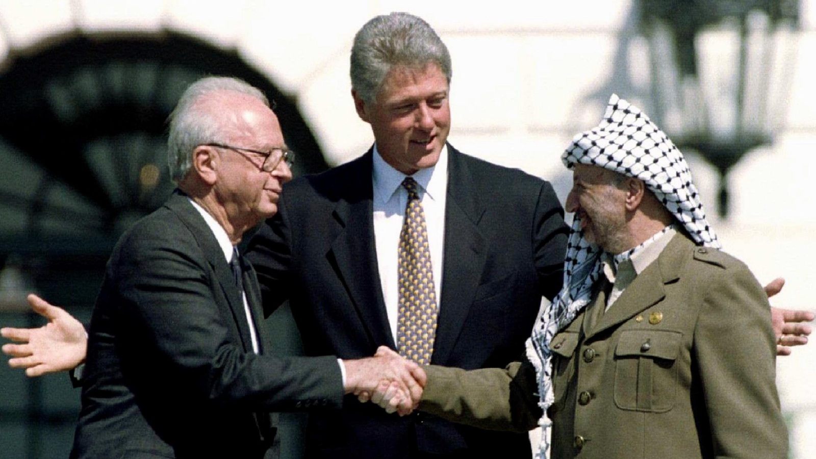 ‪الرئيس الأميركي الأسبق بيل كلينتون متوسطا ياسر عرفات وإسحق رابين عام 1993‬ (رويترز)