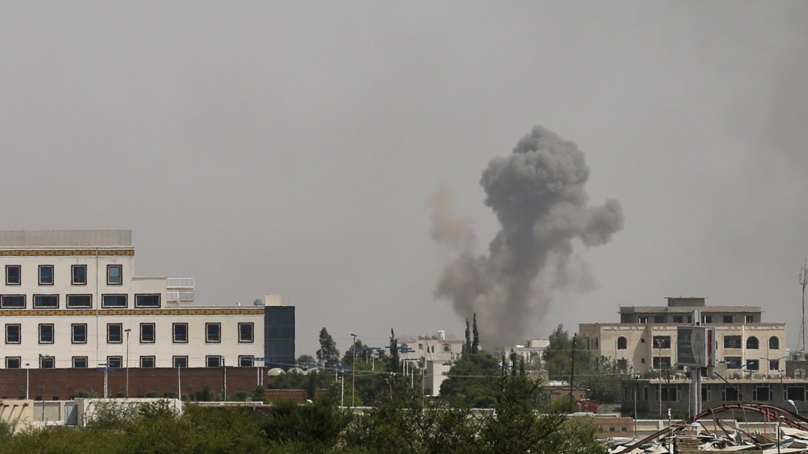 ‪واحدة من الغارات التي استهدفت الأحد مواقع لقوات الحوثي وصالح بصنعاء‬ (رويترز)