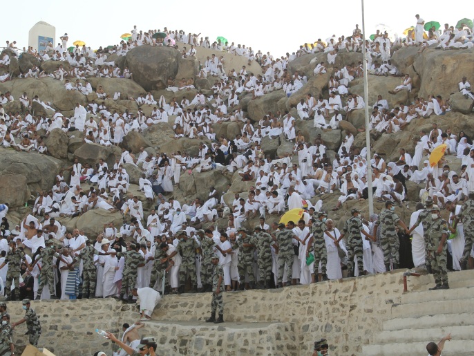 المسلمون يقفون على جبل الرحمة بعرفات في ثاني أيام الحج (الجزيرة)