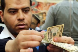 An employee counts money in a foreign exchange office in central Cairo, April 15, 2015. Egypt's central bank kept the pound steady at 7.53 to the dollar at a foreign exchange auction on Wednesday, while the currency remained steady on the black market. Picture taken April 15, 2015. REUTERS/Asmaa Waguih