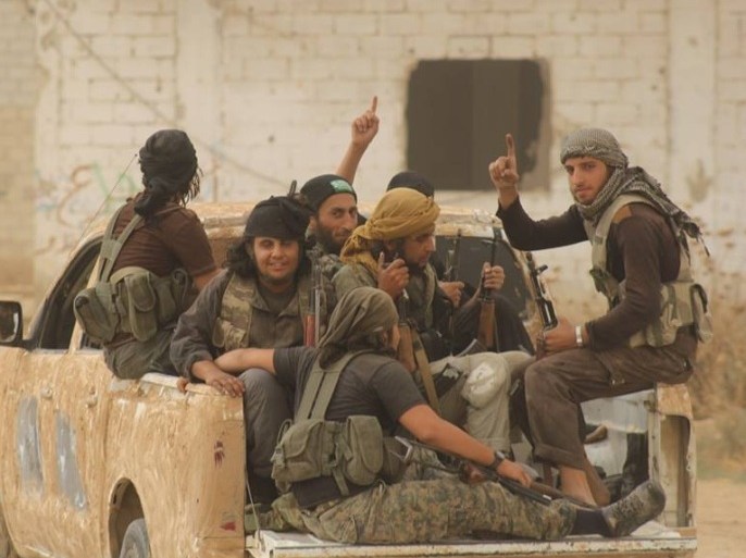 مقاتلون من جبهة النصرة في طريقهم إلى مطار أبو الظهور بريف إدلب الشرقي بعد سقوطه في أيدي الجبهة في 9/9/2015