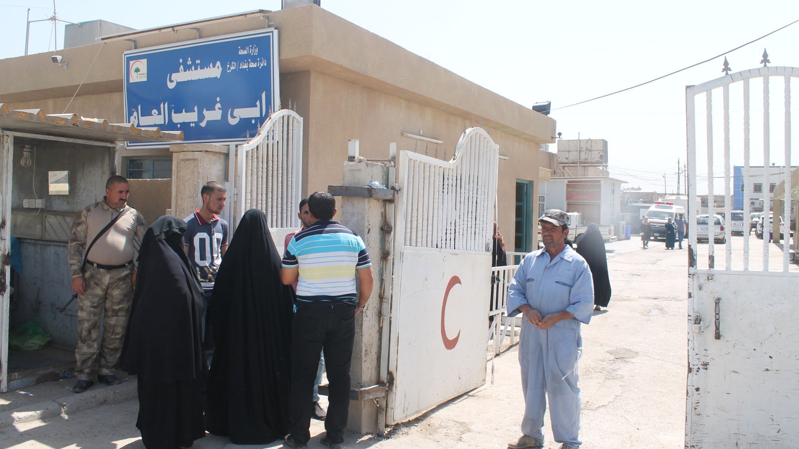 ‪كثرة عدد المصابين في أبو غريب دفعت السلطات المحلية لإفراغ المستشفى من الحالات الأخرى‬ (الجزيرة)