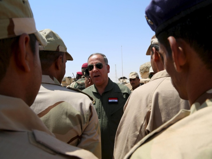 ‪وزير الدفاع العراقي خلال تفقده القوات العراقية في ضواحي الرمادي بالأنبار في أغسطس/آب الماضي‬ (رويترز)