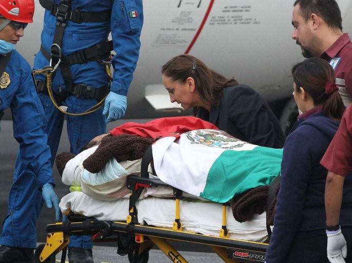 Mexican medical specialists move one of six Mexican tourists who were wounded when Egyptian security forces mistakenly targeted them on 13 September, upon their arrival to Mexico City, Mexico, 18 September 2015. Six Mexican tourists who were wounded when Egyptian security forces mistakenly targeted them in an air and ground attack on Sept. 13, an incident in which eight of their countrymen and four others were killed, landed home Friday morning on board the presidential aircraft in the company of Foreign Relations Secretary Claudia Ruiz Massieu. The plane took off from the Arab nation on 17 September, four days after the attack in which Egyptian soldiers and police reportedly mistook the picnicking tourists for terrorists. The tourists were targeted 13 September in an air and ground attack by Egyptian army soldiers and police at a spot near the Bahariya Oasis in the Western Desert, some 300 kilometers (186 miles) southwest of Cairo.