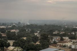 دخان يتصاعد من حواجز مشتعلة في بانغي عاصمة جمهورية أفريقيا الوسطى