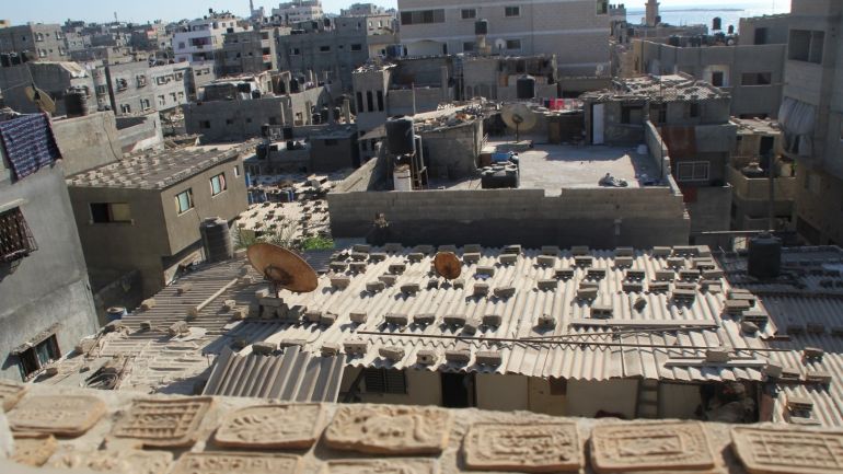 منظر لجانب من مخيم الشاطئ للاجئين الفلسطينيين من نافذة مشغل الفنان عابد