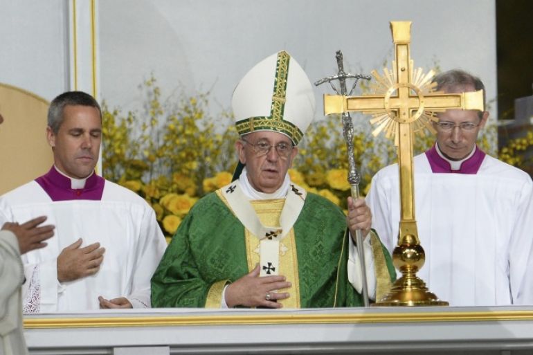 Pope Francis (C) celebrates mass at the World Meeting of Families at Benjamin Franklin Parkway in Philadelphia, Pennsylvania, USA, 27 September 2015. It is the final day of Pope Francis five-day trip to the USA, which includes stops in Washington DC, New York and Philadelphia, after a three-day stay in Cuba.