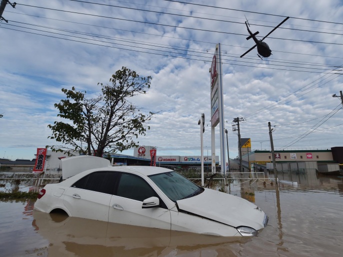 ‪(الفرنسية)‬ مروحية عسكرية خلال عمليات إنقاذ بمدينة جوسو اليابانية إثر فيضانات ضربت البلاد 