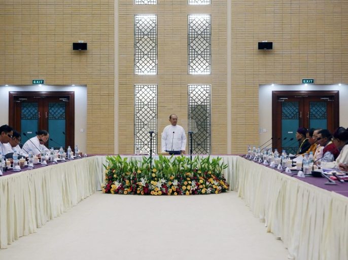 Myanmar president Thein Sein (C) talks during the meeting with ethnic armed groups leaders to discuss the signing of Nationwide Ceasefire Agreement (NCA) at Myanmar International Convention Center (MICC) in the capital Naypyitaw, Myanmar, 09 September 2015. The leaders of five ethnic armed groups from Karen National Union (KNU), Kachin Independence Organisation (KIO), Karenni National Progressive Party (KNPP), New Mon State Party (NMSP) and Shan State Progress Party (SSPP) attended the meeting with Myanmar president Thein Sein.