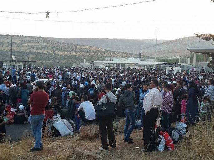 آلاف السوريين ينظرون الدخول إلى سوريا لقضاء العيد