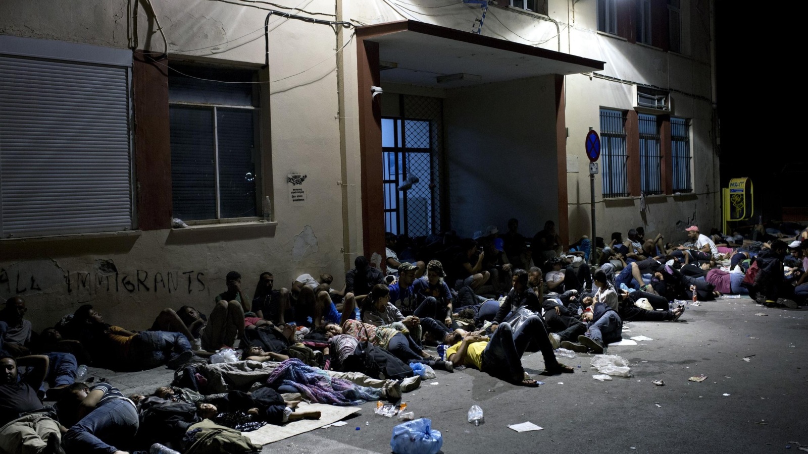 ‪لاجئون ينالون قسطا من الراحة بجزيرة ليسبوس اليونانية‬ لاجئون ينالون قسطا من الراحة بجزيرة ليسبوس اليونانية (الفرنسية/غيتي)