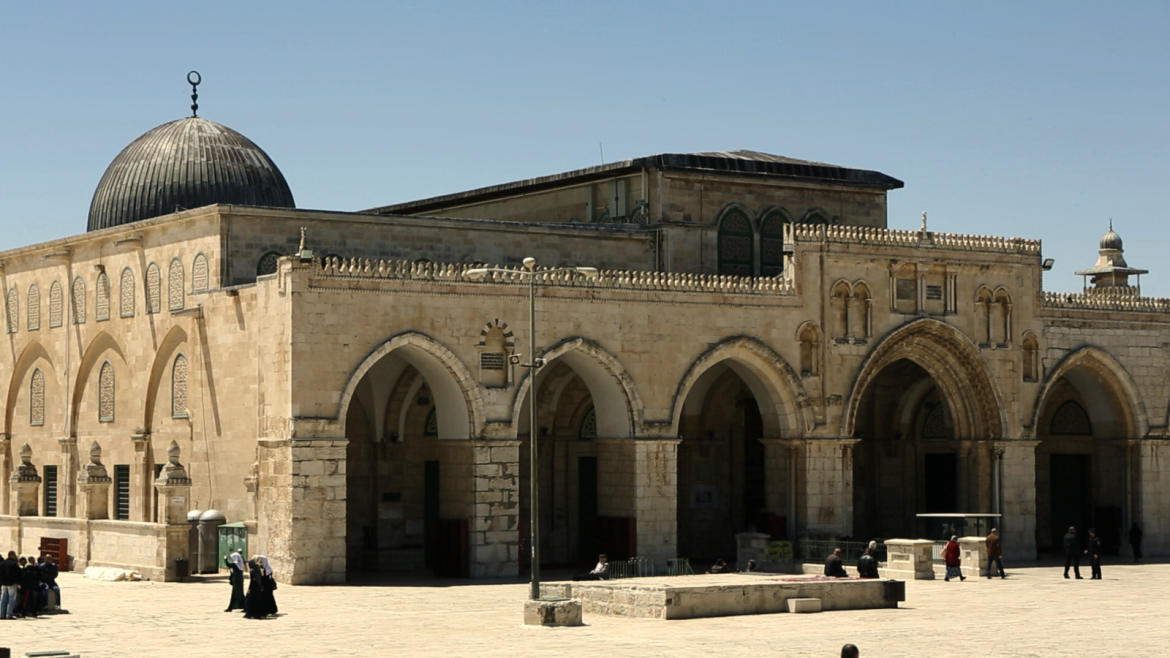الجامع القبلي ذو القبة الرصاصية هو المسجد الواقع جنوب مساحة المسجد الأقصى، سمي القبلي لأنه باتجاه القبلة