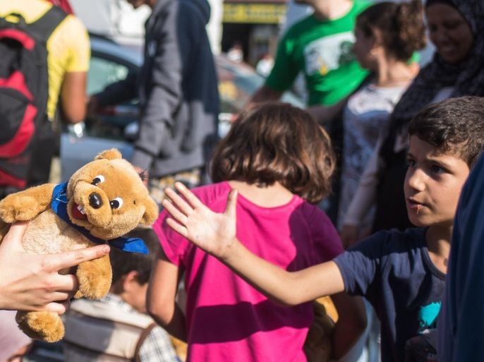 An employee of the initiative 'Refugee help Munich' hands out plushies to refugee children, at Munich's central train station, in Munich, Germany, 01 September 2015. Hungarian police on 01 September 2015 closed the main train station in Budapest from where scores of migrants were hoping to travel to Western Europe. Hundreds boarded trains to Austria and Germany. Austrian police at the Vienna station and German police in Rosenheim, on the border with Austria, apparently made no effort to block or register any refugees.