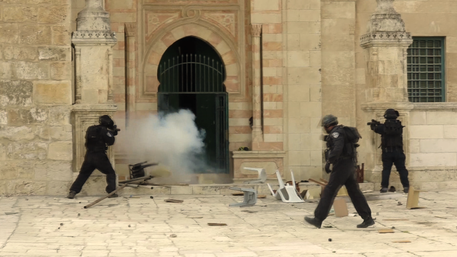 اعتداءات جنود الاحتلال على المصلين داخل المسجد الأقصى أشعل هبّة القدس(الجزيرة)