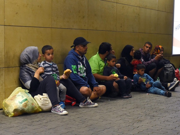 لاجئون بعد وصولهم محطة للقطارات بفيينا قادمين من بودابست (غيتي)