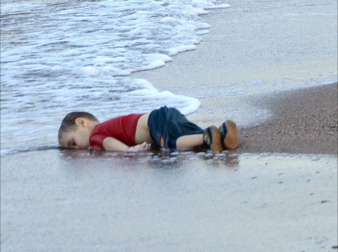 epa04910104 Washed up body of a refugee child who drowned during a failed attempt to sail to the Greek island of Kos, at the shore in the coastal town of Bodrum, Mugla city, Turkey, 02 September 2015. At least 11 Syrian migrants died in boat sank after leaving Turkey for the Greek island of Kos. EPA/DOGAN NEWS AGENCY ATTENTION EDITORSgraphic content ATTENTION EDITORS: PICTURE CONTAINS GRAPHIC CONTENT ; TURKEY OUT