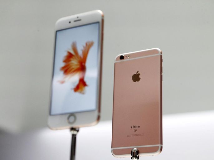 The new Apple iPhone 6S and 6S Plus are displayed during an Apple media event in San Francisco, California, September 9, 2015. REUTERS/Beck Diefenbach